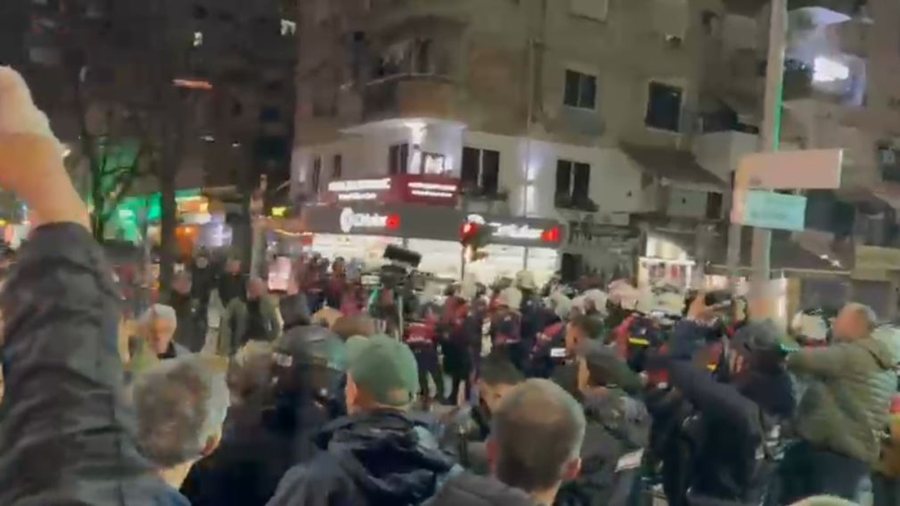 Tensionet gjatë protestës së PD, 4 efektivë të policisë te Trauma