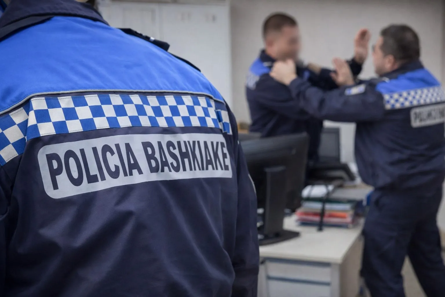Emri/ Kërcet sherri në Tiranë, polici bashkiak godet kolegun në zyrë