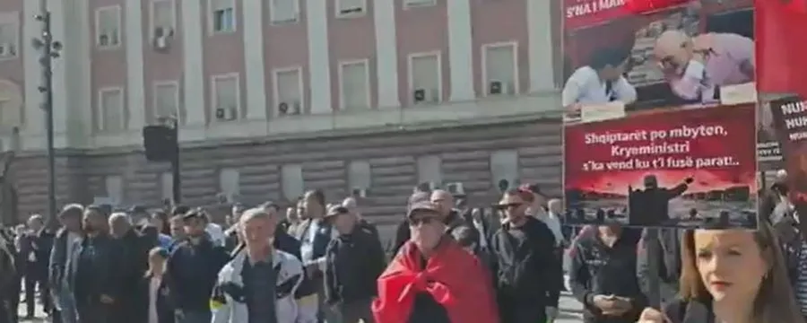 “Shqipëria Bëhet” protestë para Kryeministrisë, kërkohet dorëheqja e Ramës