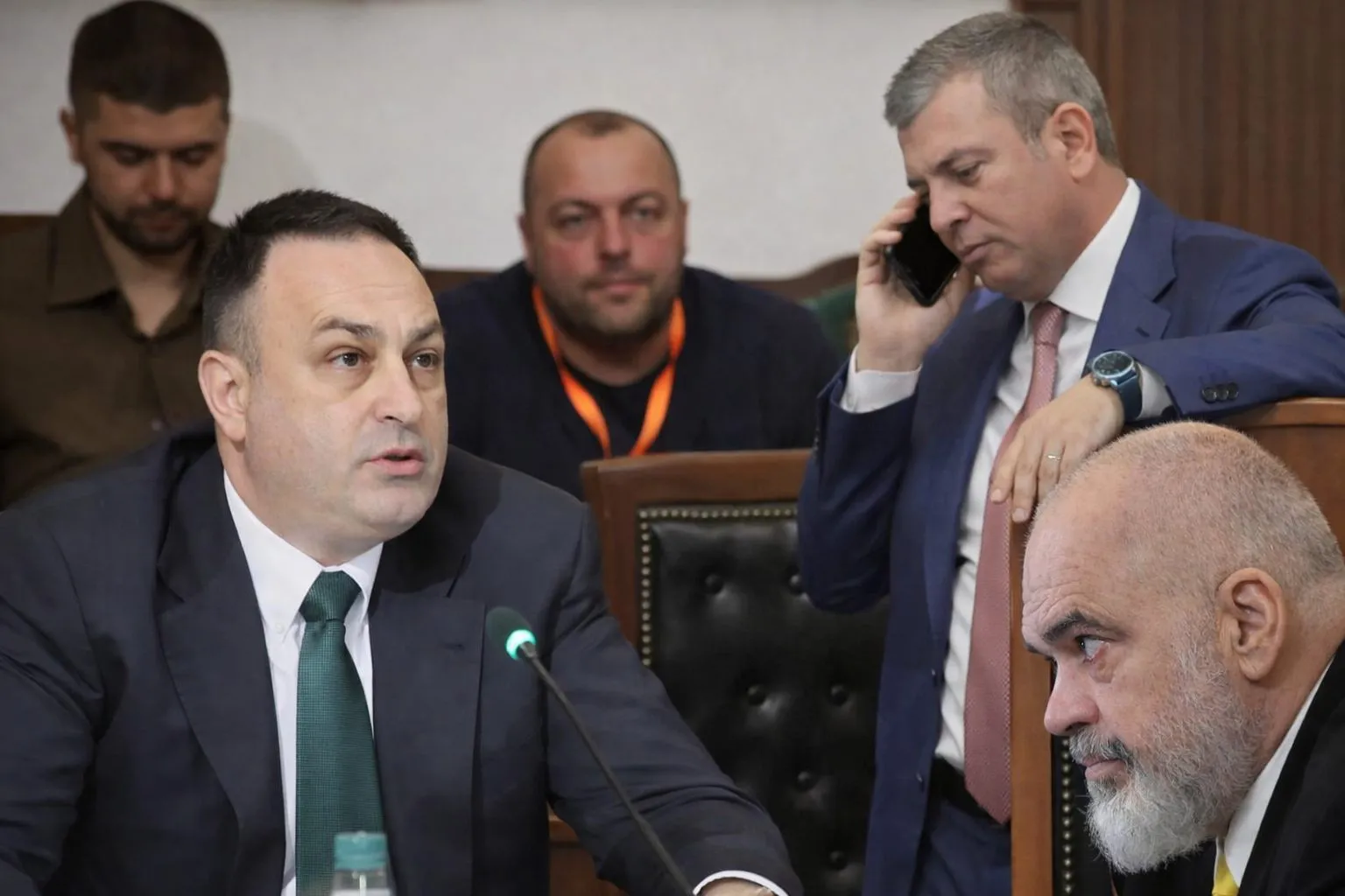 Rama përplaset me Gjiknurin dhe ironizon Ervin Hoxhën