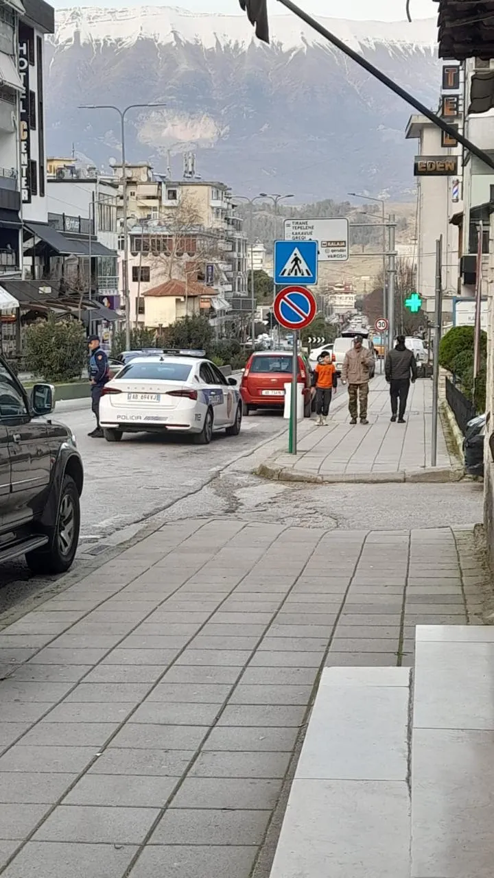 Ligji vetëm për qytetarët? Policia e Gjirokastrës shkel hapur rregullat