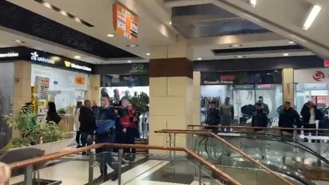 Grabitje me armë në qendrën tregëtare në zonën e ‘5 Majit’