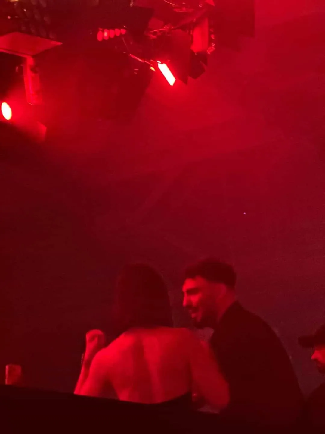 Video/ Xhensila dhe Ledri kapen ‘mat’, puthje ‘përvëluese’ mes tyre