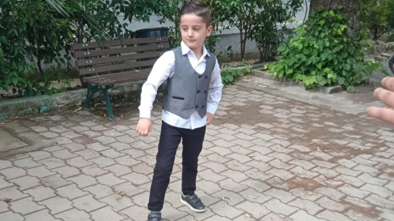I mituri 11-vjeçar humb kontaktet me familjen e tij në Tiranë