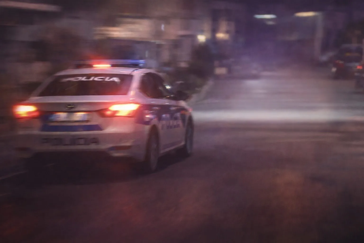 Skandal në mes të qytetit: 100 km/h pa sirenë në zona të banuara