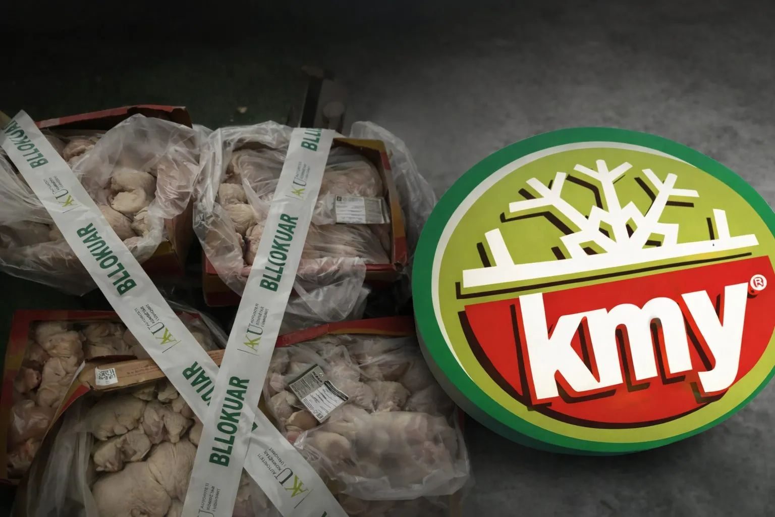 Skandal ushqimor në Tiranë, AKU bllokon 738 kg mish pule të rrezikshëm