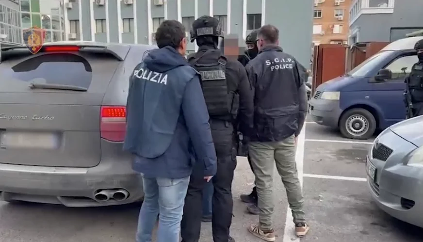 Ishin në kërkim ndërkombëtar, ekstradohen dy kushërinjtë (Emrat)