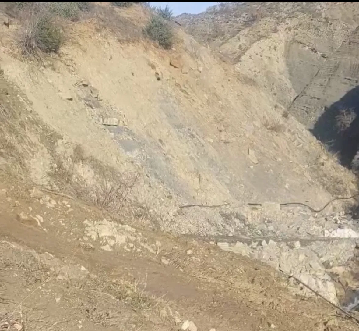 Prej 45 ditësh të izoluar, banorër në Përmet kërkojnë ndërhyrje urgjente