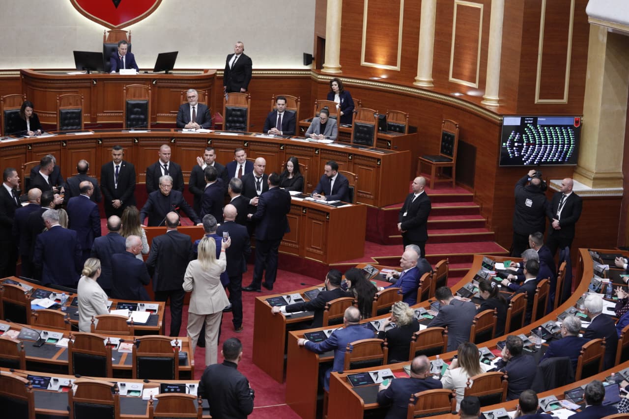Mes tensioneve dhe debateve, miratohen ndryshimet në qeveri