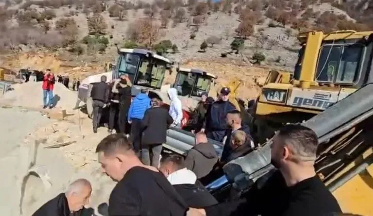 Nuk ka festë për ta, banorët e Rrjollit sërish në protestë
