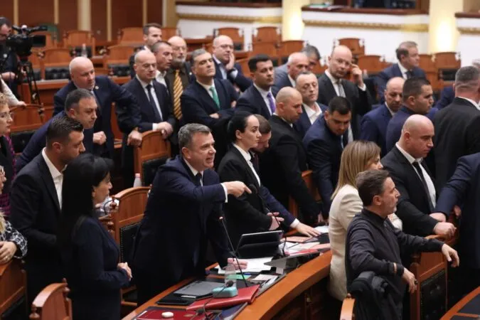 Bardhi dhe Balliu përjashtohen me nga 10 ditë nga Kuvendi