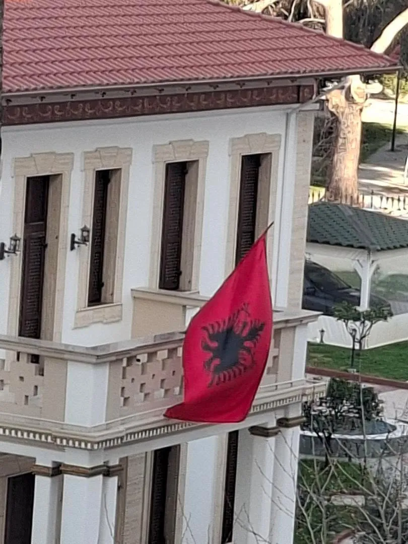 E turpshme! Flamuri kuqezi vendoset kokëposhtë në Shtëpinë e Flamurit