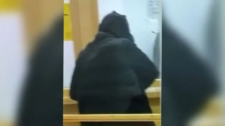 Grabitja te 5 Maji, momenti kur autori kërcënon punonjësen dhe merr paratë