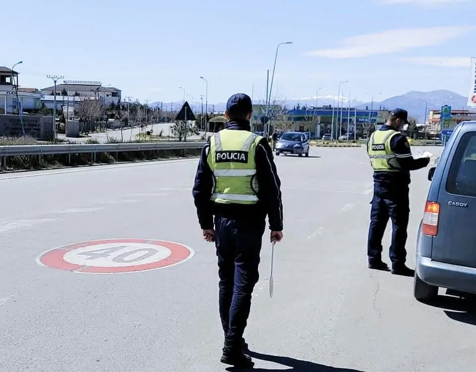 Korça “pushtohet” nga policët e rrugores