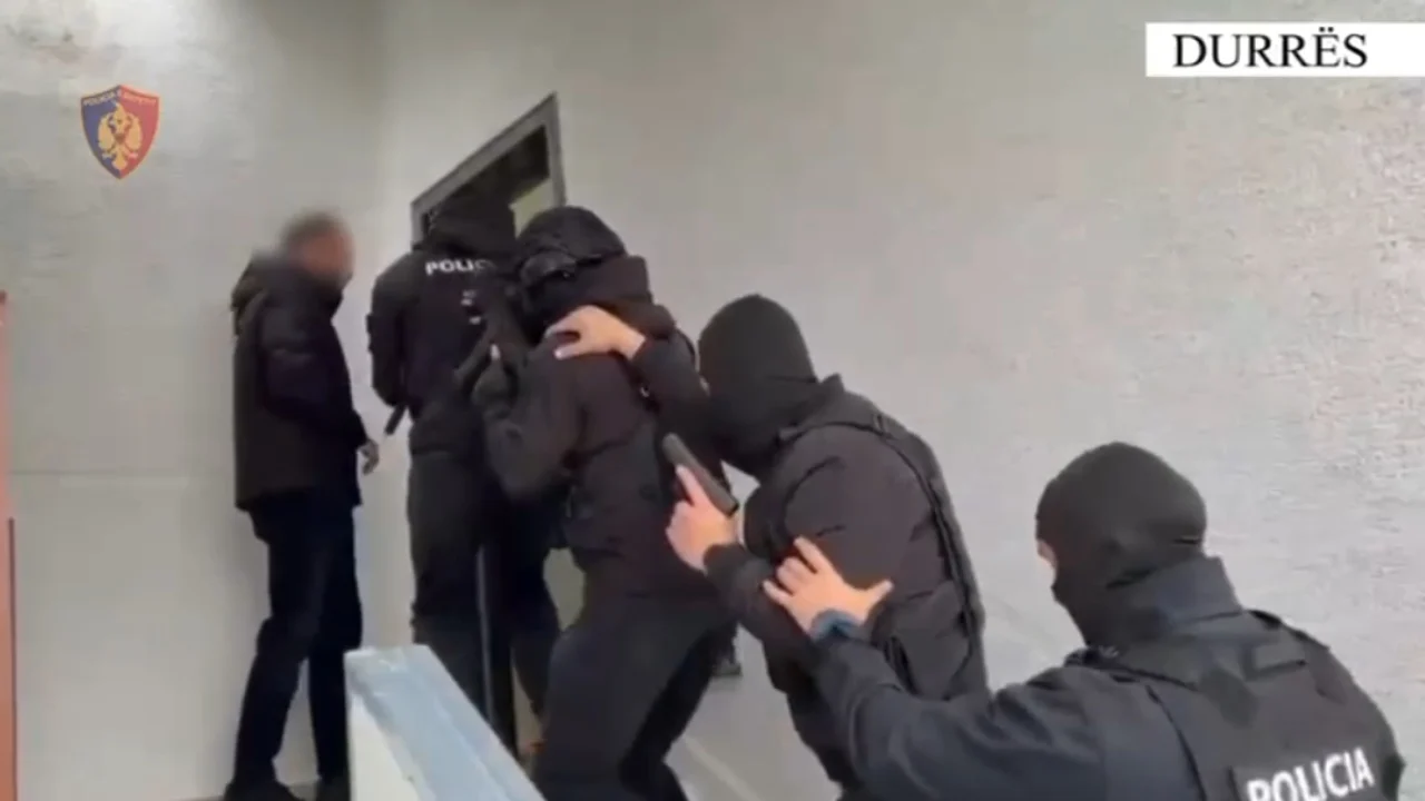 Me arsenal armësh në studion e tatuazheve, arrestohet 44-vjeçari