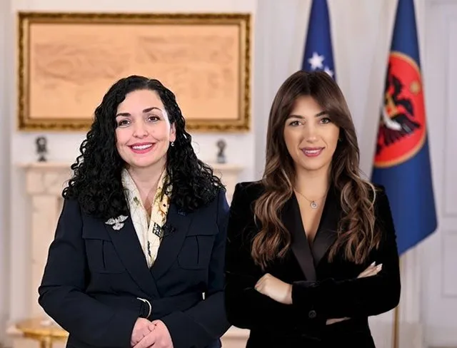 Vjosa Osmani ia dorëzon deryrën kryeparlamentares Albulena Haxhiu