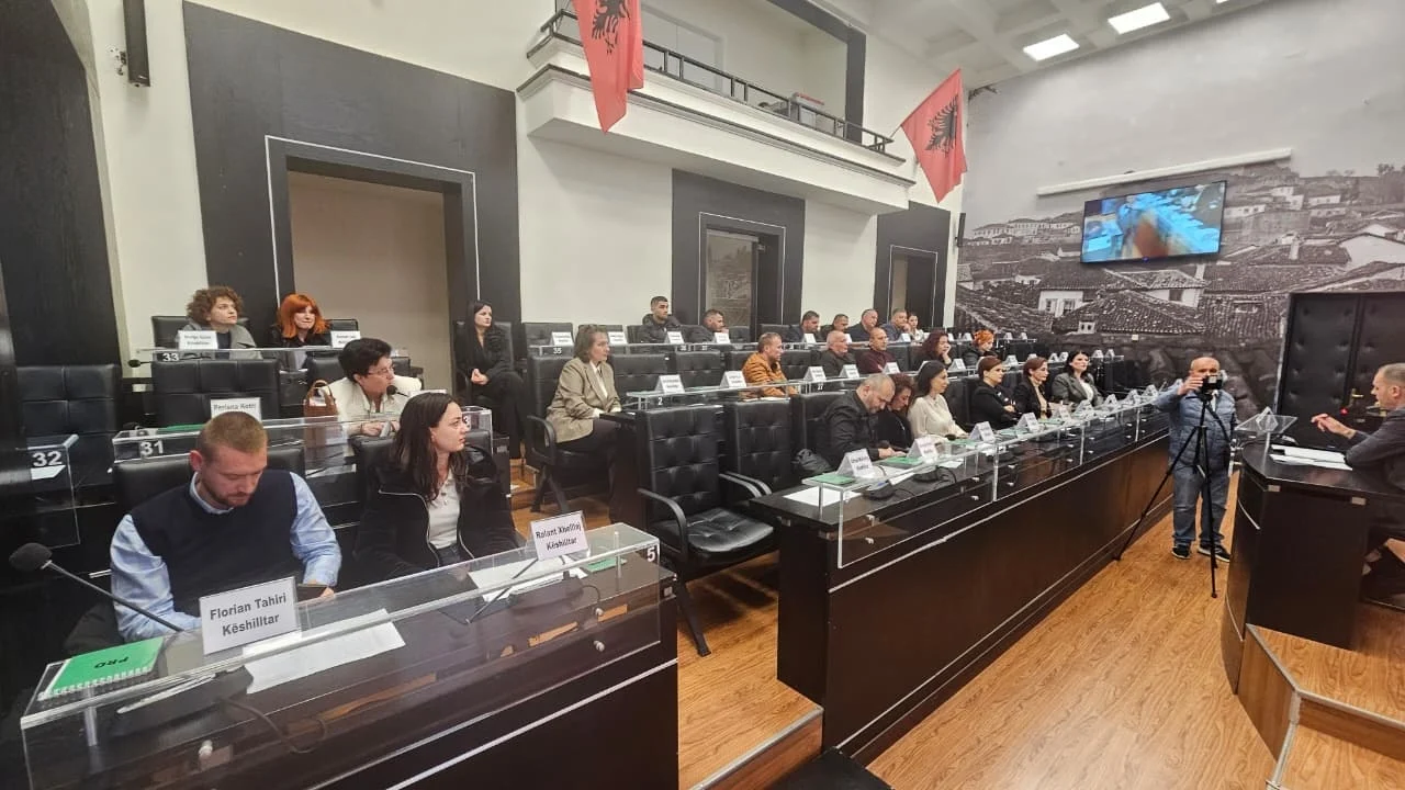 Debate për rritjen e pagave në Bashkinë Durrës, tensione në Këshill dhe protesta jashtë