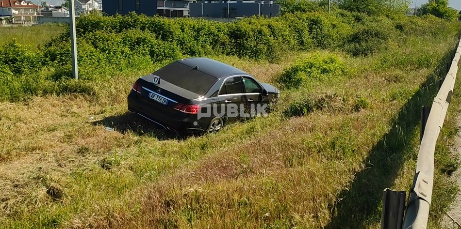 Aksident në aksin Fushë Krujë–Durrës, dy makina përfundojnë në kanal