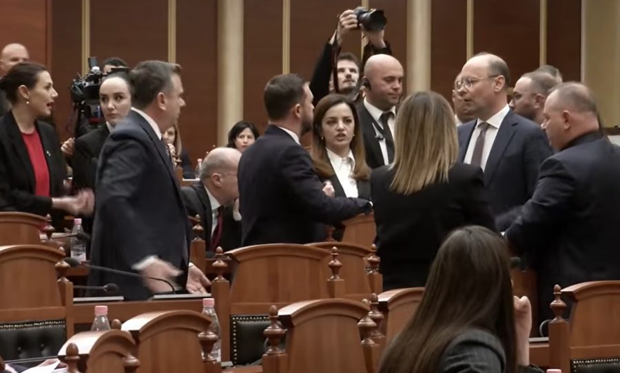 Kaos dhe përplasje në Kuvend, Bora Muzhaqit i marrin kartën
