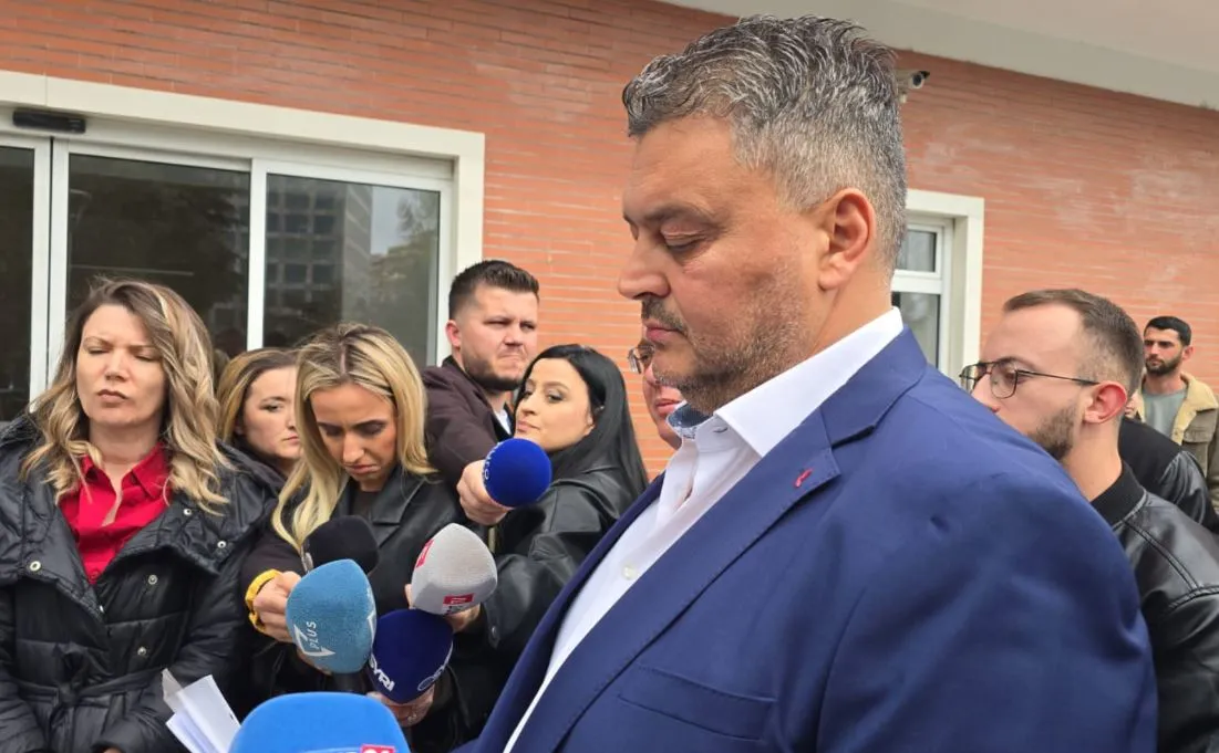 Përjashtimi i mbështetësve të Salianjit, anëtarët i shkojnë në seli Berishës