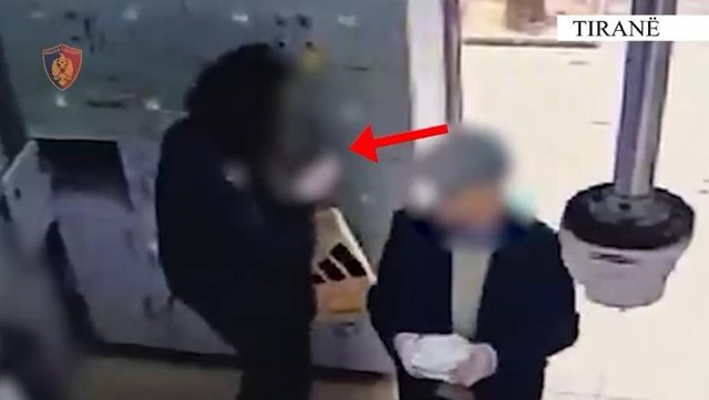 Gruaja grabit 40 mijë paundë nga dollapi i marketit në Tiranë