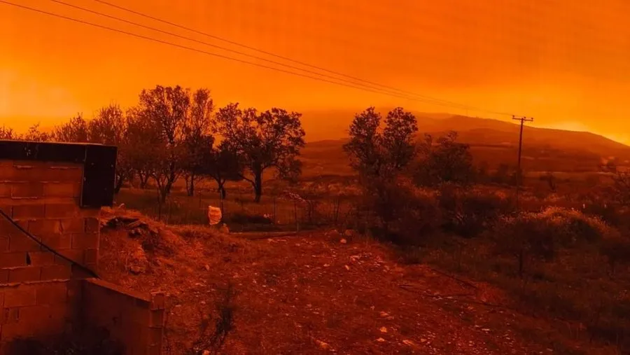 Stuhi, tornado dhe pluhur afrikan, Greqia mes pamjeve apokaliptike