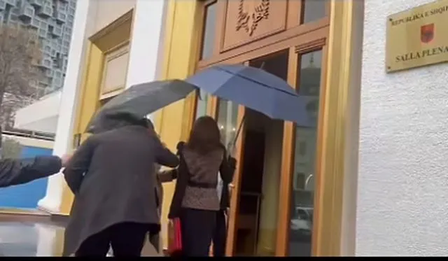 Spiropali bllokohet nga Garda, tentoi të futet nga hyrja e pasme e Kuvendit
