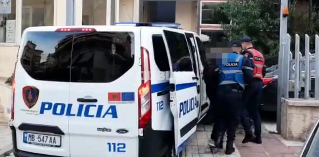 Plagosje me thikë në Sarandë 26-vjeçarin, në kërkim autori