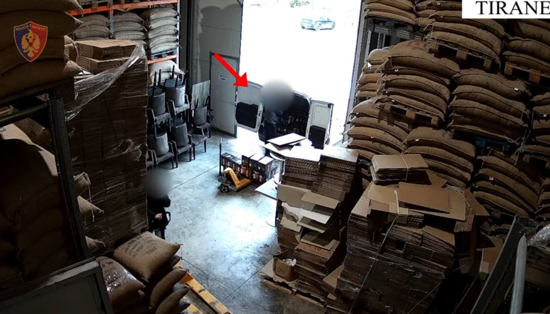 Vodhën mijëra kilogramë kafe, arrestohen dy magazinierë në Tiranë