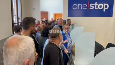 Nuk u lejuan të futen në treg, tregtarët e Vlorës zbarkojnë në bashki