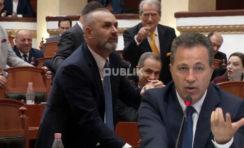 “Nuk jam o Niko…”, Manja përplaset me Peleshin në Kuvend