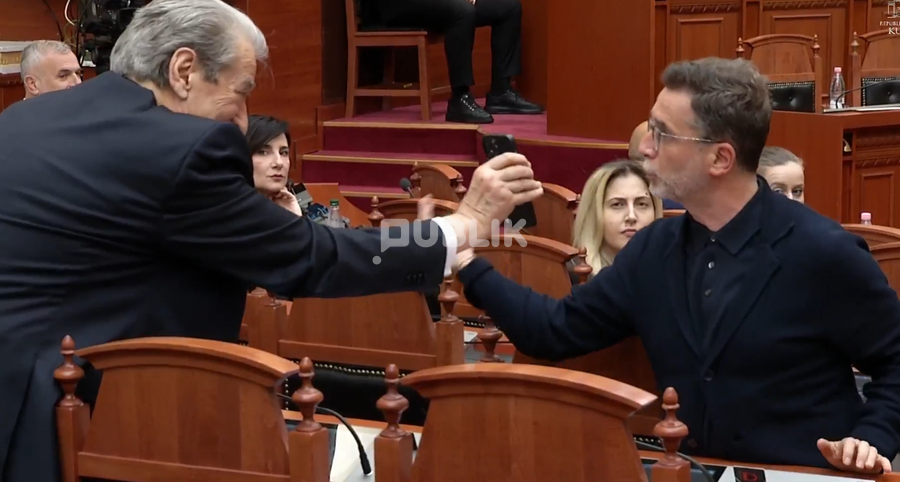 Braçe i shkon Berishës në vendin ku qëndron në Kuvend