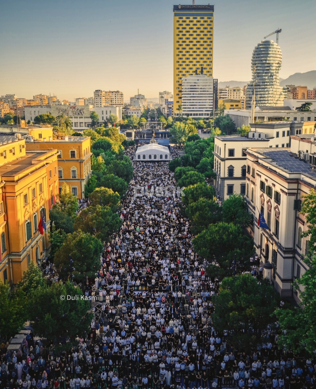 Foto/Tirana mbushet për faljen e Namazit të Kurban Bajramit