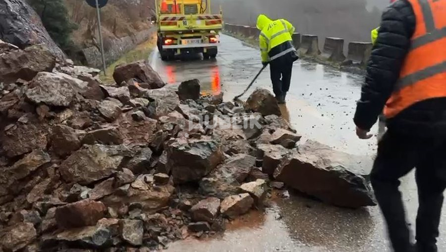 Rrëshqitje masive gurësh nga moti i keq në aksin Burrel-Skuraj