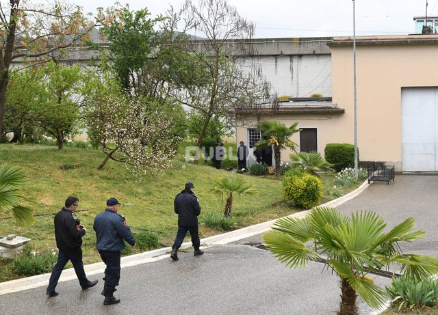 Tjetër aksion ‘blic’ në burgun e Peqinit, gjenden 4 celularë