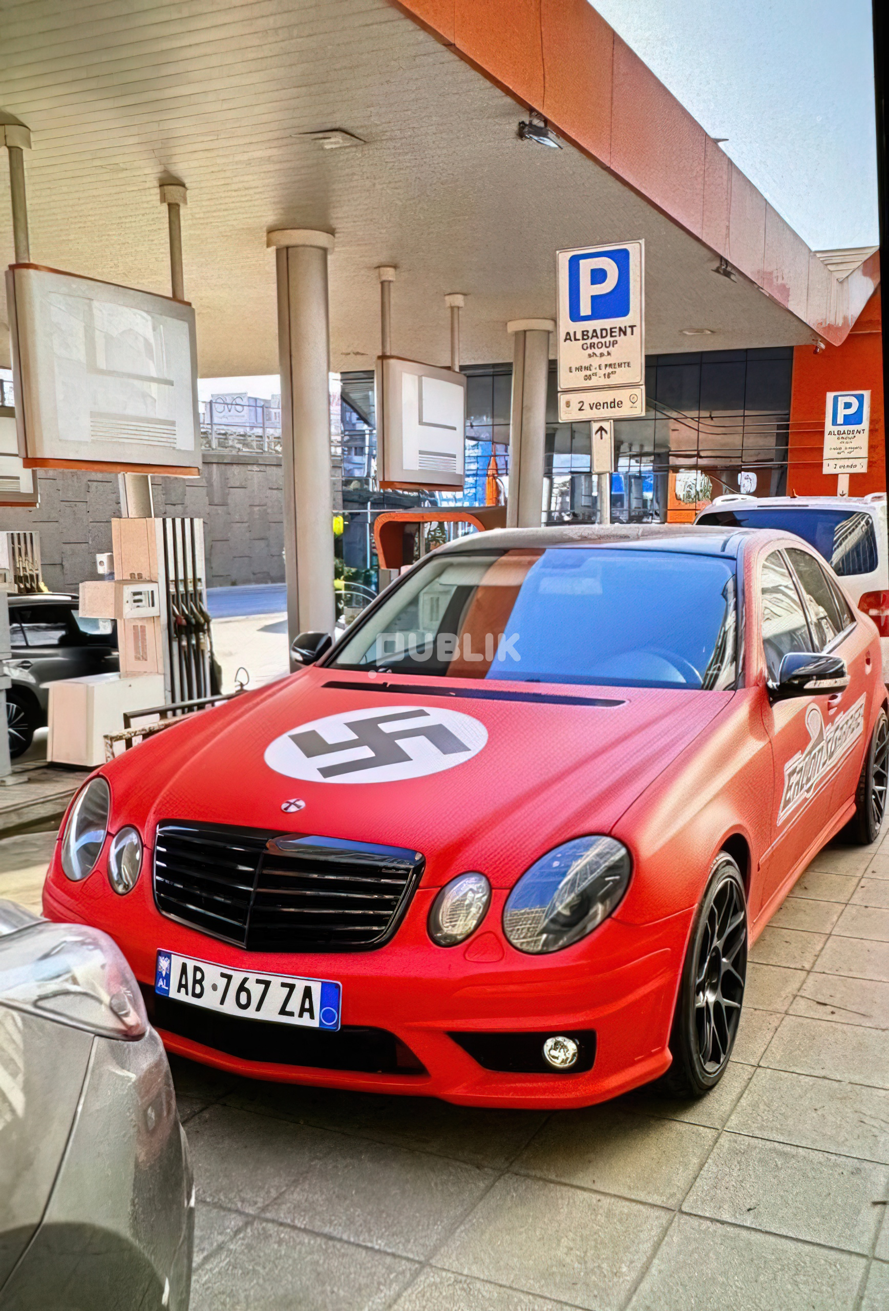 Policia e Tiranës sekuestron makinën me simbolin nazist