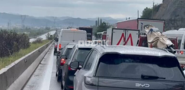 Kaos në Tiranë–Elbasan, automjetet të bllokuara për orë të tëra