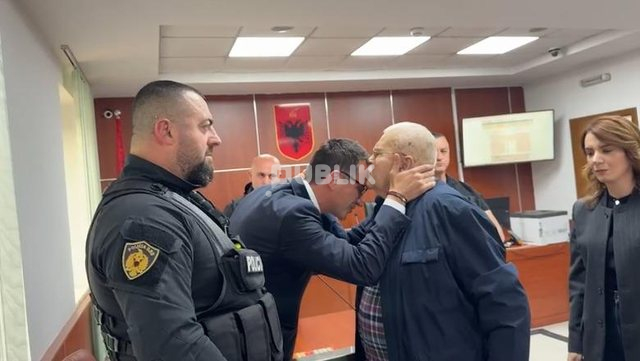 Puthi në ballë Erion Veliajn, reagon pas sulmeve Robert Ndrenika