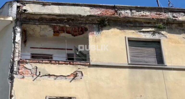 Shkëputet suvatimi nga fasada e pallatit në Durrës dhe bie në rrugë
