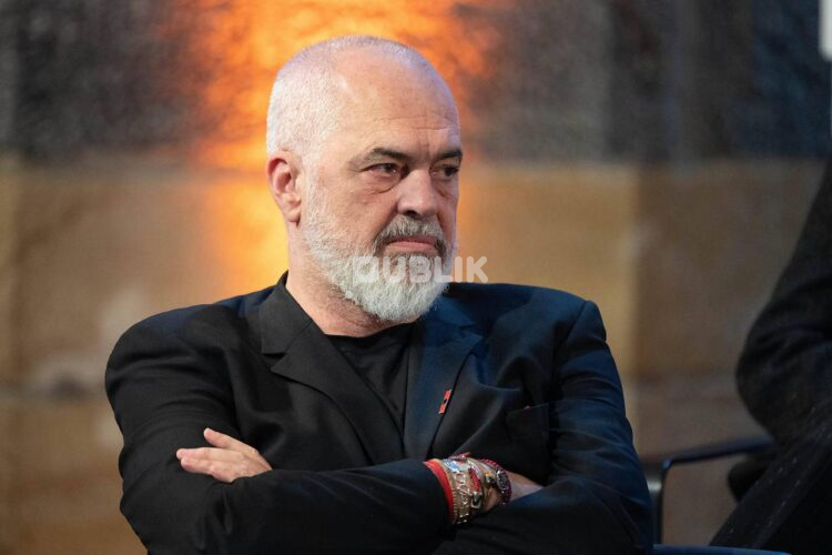 “Diella”, ministrja e parë me IA në botë, në qendër skandali në Shqipëri