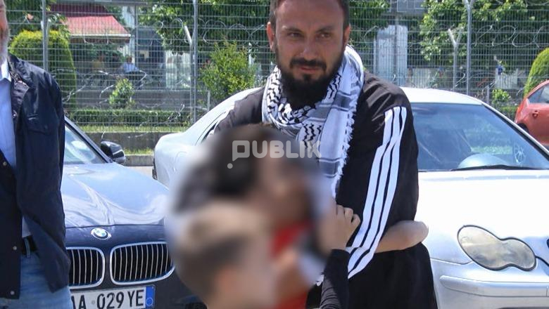 Baki Goxhaj kthehet në Shqipëri mes lotësh: Na morën zvarrë!