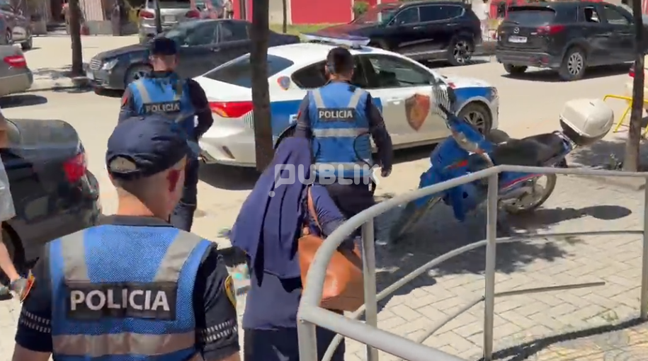 Ndodh në Vlorë! Gruaja hyn me thikë në gjykatë, arrestohet nga policia