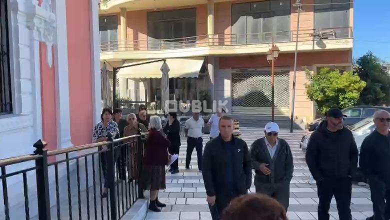 Mbyllja e tregut të Vlorës, tregtarët sërish në protestë para Bashkisë