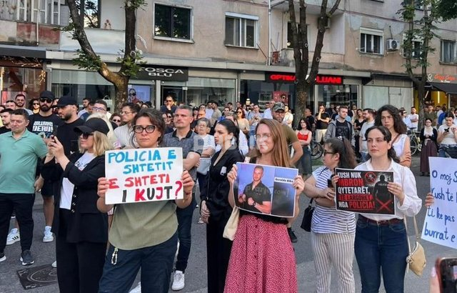 Me qindra qytetarë në protestë para Ministrisë së Brendshme