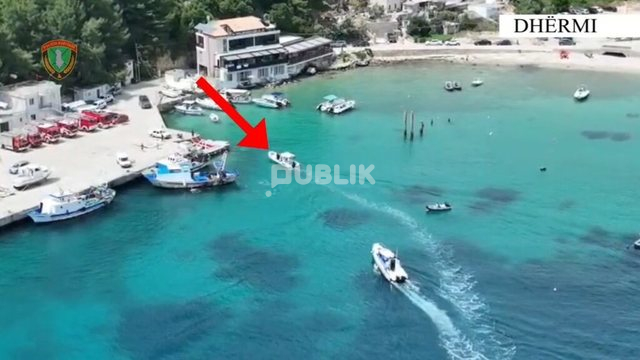 Rrezikoi jetën e pushuesve në plazh, gjobitet drejtuesi i skafit