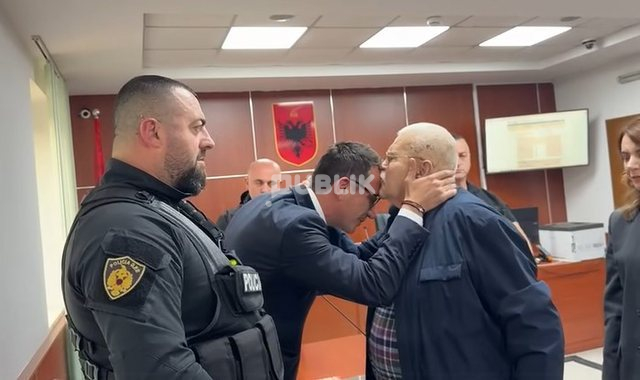 Pas ‘jehonës’ në madhe, Robert Ndrenika ‘lëshon’ Erion Veliajn