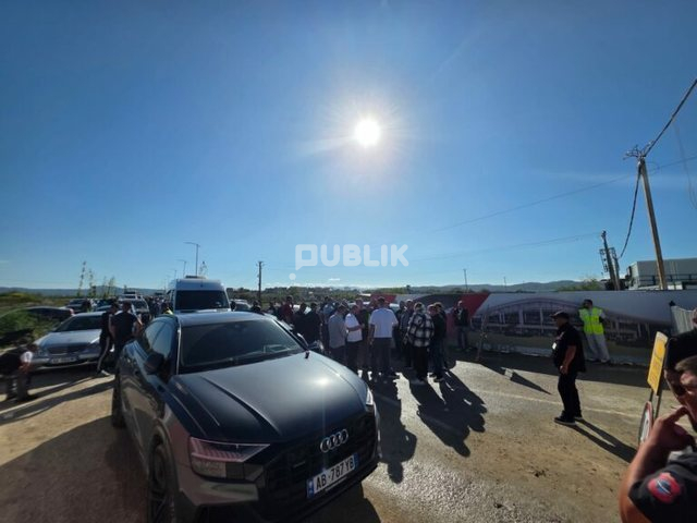 Tensione në aeroportin e Vlorës, punonjësit e “Mabco” nuk lejohen të hyjnë në kantier