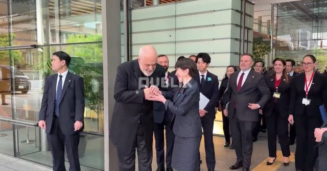 Rama tenton të puthë dorën, kryeministrja japoneze e lë ‘thatë’
