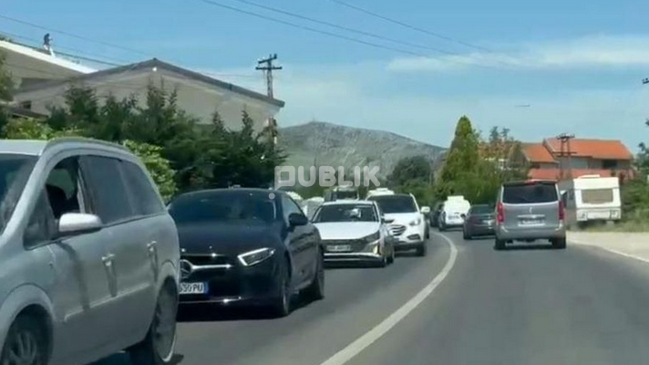 Lezha “mbërthehet” nga trafiku kilometrik ende pa nisur sezoni i verës