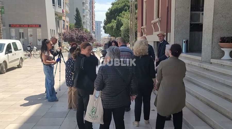 Përplasje në Bashkinë Durrës, banorët kërkojnë takim me Emirjana Sakon